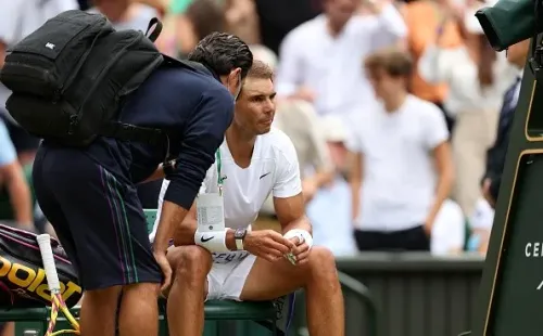 Nadal pediu atendimento médico durante o jogo contra Fritz. Créditos: Getty Images