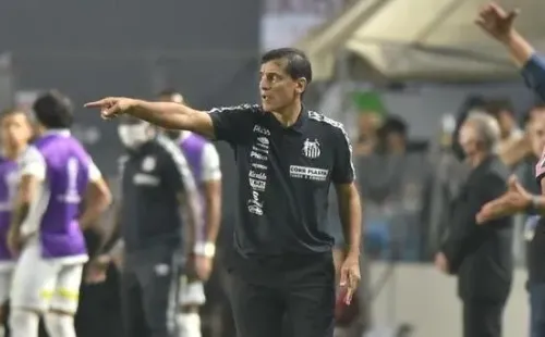 Foto: Ivan Storti/Santos FC – Bustos foi demitido após vexame na Copa Sul-Americana pelo Santos
