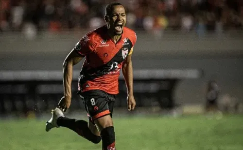 Foto: Isabela Azine/AGIF – Marlon Freitas marcou o pênalti decisivo que colocou o Atlético-GO nas quartas de final da Sul-Americana