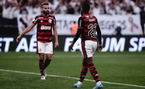 Foto: Ettore Chiereguini/AGIF – Rodinei lamenta gol contra diante do Corinthians que determinou derrota do Mengão