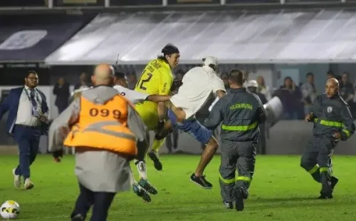 Fernanda Luz/AGIF/ Cássio sendo agredido quando saia do gramado na Vila Belmiro.