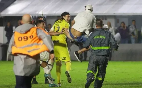Foto: Fernanda Luz/AGIF – Torcedor do Peixe invadiu gramado da Vila Belmiro para agredir goleiro Cássio