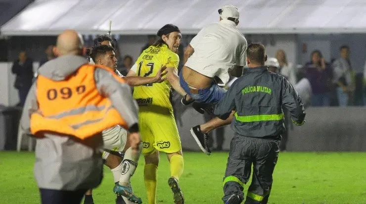 Foto: Fernanda Luz/AGIF - Cássio foi agredido pelo torcedor do Santos.