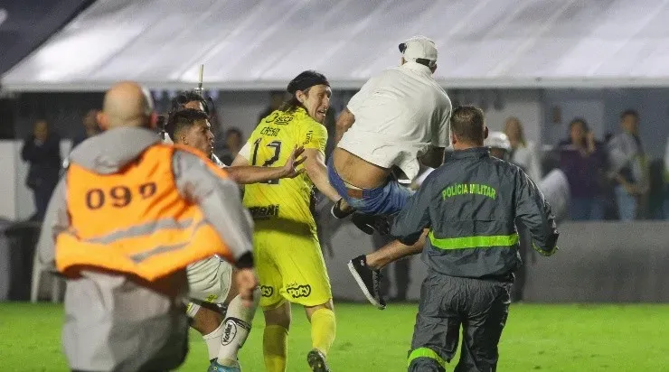 Torcedor do Santos tentou acertar o goleiro Cássio após o fim da partida entre Santos e Corinthians na Vila Belmiro. Foto:Fernanda Luz/AGIF