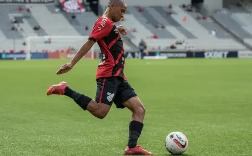 Foto: Robson Mafra/AGIF – Pablo Siles chega ao Cruzeiro por empréstimo