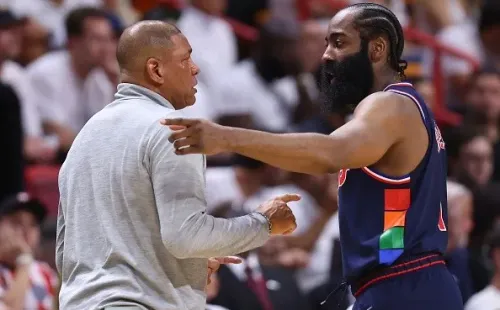 Rivers e Harden durante os playoffs da última temporada. Créditos: Getty Images