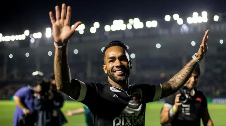 Foto: Daniel Ramalho/CRVG/Divulgação - Alex Teixeira: novo reforço foi apresentado à torcida em São Januário