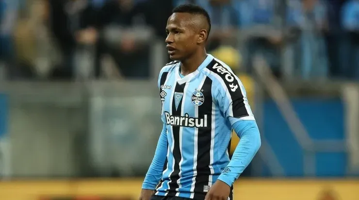 Foto: Pedro H. Tesch/AGIF - Campaz: meia-atacante convive com críticas da torcida gremista