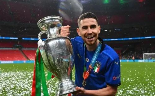 Jorginho posa com o troféu da Eurocopa 2021 – Foto: Claudio Villa/Getty Images