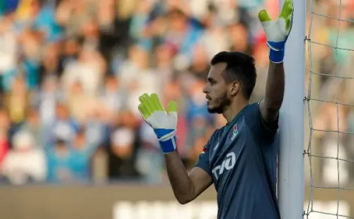 Guilherme Marinato defendendo o gol do Lokomotiv – Foto: Epsilon/Getty Images