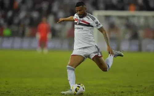 Foto: Thiago Ribeiro/AGIF – Reinaldo pode assinar um pré-contrato, pois seu vínculo se encerra em dezembro