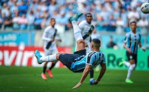 Flickr Oficial do time: Lucas Uebel/Flickr Oficial Grêmio – Diego Souza marca de bicicleta para o Grêmio