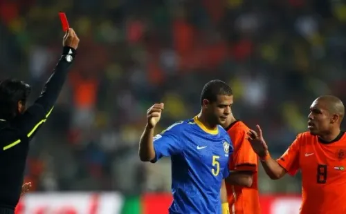 Getty Images/Richard Heathcote – Felipe Melo foi expulso contra a Holanda na Copa do Mundo.