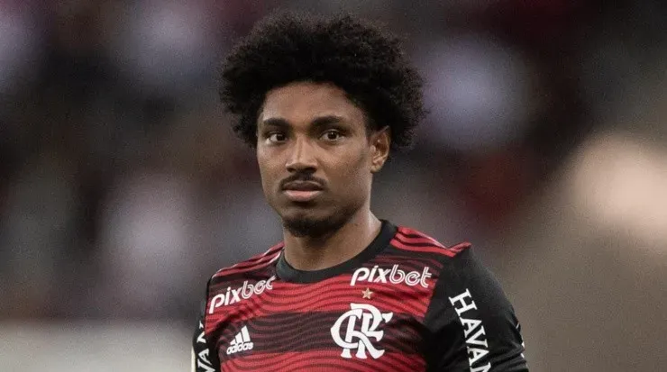 Foto: Thiago Ribeiro/AGIF - Vitinho está perto do adeus no Flamengo.