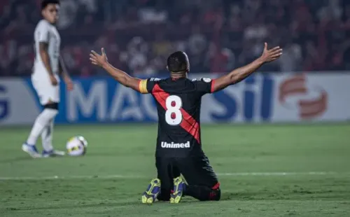 Foto: Isabela Azine/AGIF – Ao lado de Marlon Freitas, Baralhas comandou o meio-campo contra o Corinthians