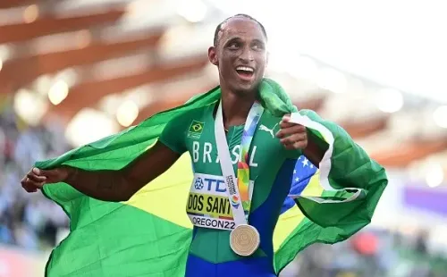 Alison comemorando o título mundial em Eugene, nos Estados Unidos. Créditos: Hannah Peters/Getty Images