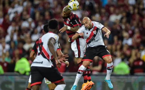 Thiago Ribeiro/AGIF/ Flamengo em campo contra o Atlético-GO.
