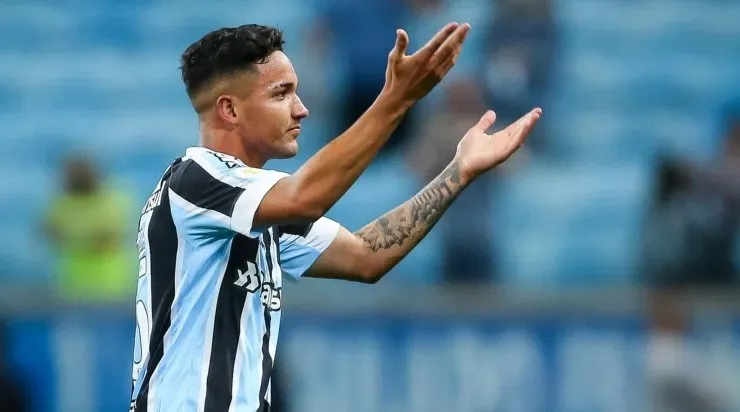 Foto: Pedro H. Tesch/AGIF - Jhonata Robert: meia-atacante segue se recuperando de lesão no Grêmio