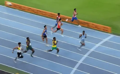 Tebogo provocando durante a prova. Reprodução/Youtube oficial da Federação Internacional de Atletismo