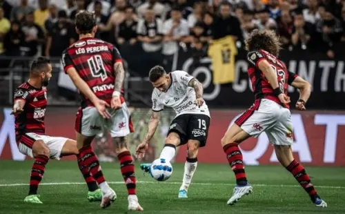 Raul Baretta/AGIF/ Corinthians e Flamengo em campo pelas quartas de final da Libertadores.