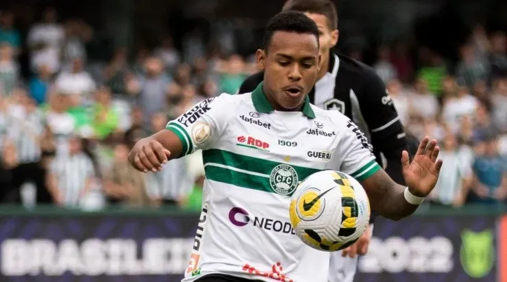 Foto: Robson Mafra/AGIF - O atacante é um dos grandes nomes do Coxa na temporada