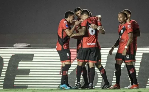 Heber Gomes/AGIF/ Atlético-GO comemorando gol contra o Nacional.