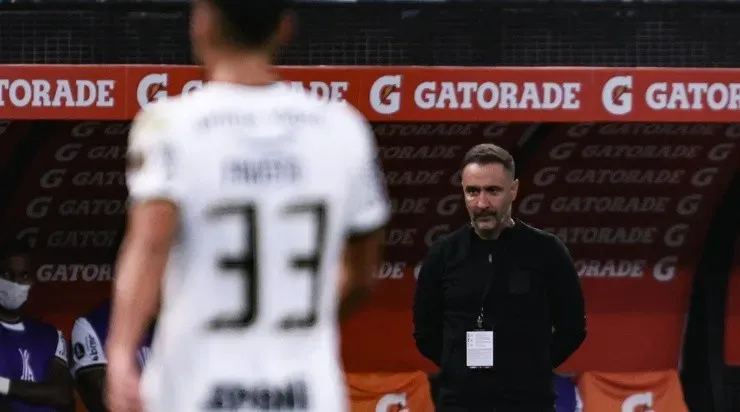 Foto: Ettore Chiereguini/AGIF - Vítor Pereira foi assunto na entrevista de Fábio Santos.