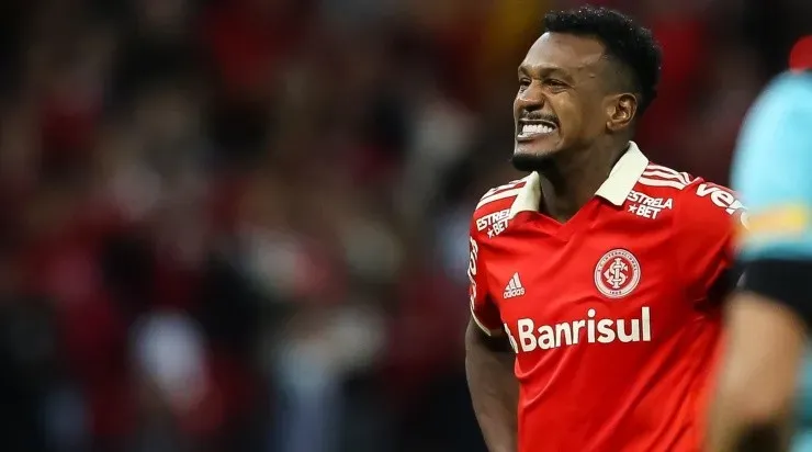 Foto: Pedro H. Tesch/AGIF - Cobrador oficial da equipe, Edenilson desperdiçou seu pênalti