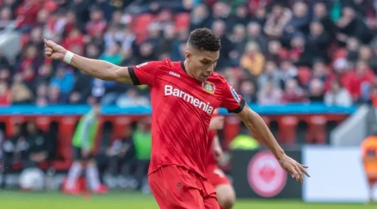 Paulinho com a camisa do Bayer-ALE – Foto: Getty Images