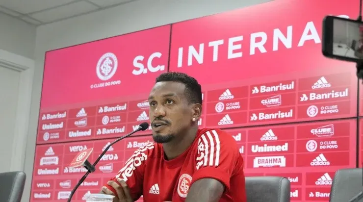 Baldasso perdeu a paciência com Edenilson. Foto: Ricardo Duarte/ Internacional