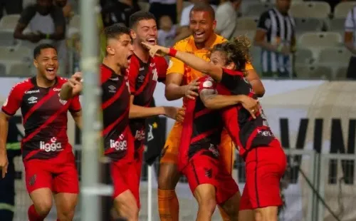 Fernando Moreno/AGIF/ Athletico-PR comemorando gol na Libertadores.