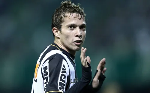 (Foto: Heuler Andrey/AGIF) Bernard nega que está negociando com o Corinthians
