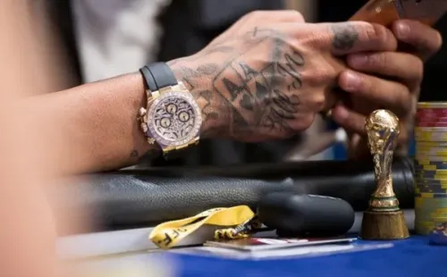O Hexa vem ai! Neymar usou uma replica da taça Fifa na mesa de poker (Foto: Danny Maxwell/PokeStars)