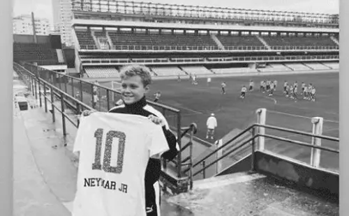 Filho de Neymar esteve na Vila Belmiro e o atacante aproveitou para lembrar os bons momentos que teve dentro do Estádio. Foto: Reprodução/ Instagram/ Neymar