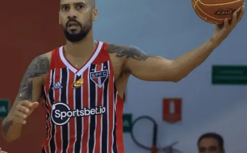 Marquinhos durante o jogo contra o Paulistano. Reprodução/Twitter oficial do SPFC basquete