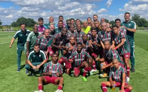 Foto: Divulgação / Fluminense – O sub-16 do Flu e Richarlison em Londres