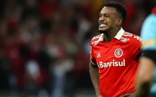Foto: Pedro H. Tesch/AGIF – Edenilson tem contrato no Inter até o fim de 2024, mas está sem clima no CT Parque Gigante