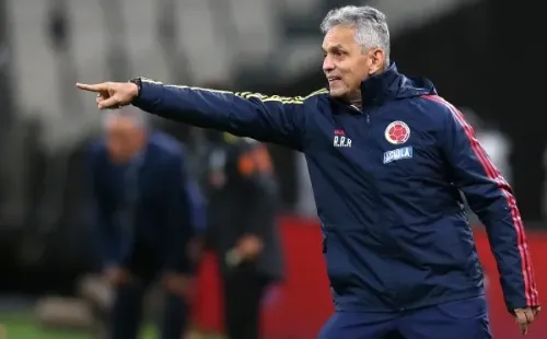 Reinaldo Rueda à beira do campo, dirigindo a seleção colombiana. Foto: Alexandre Schneider/Getty Images
