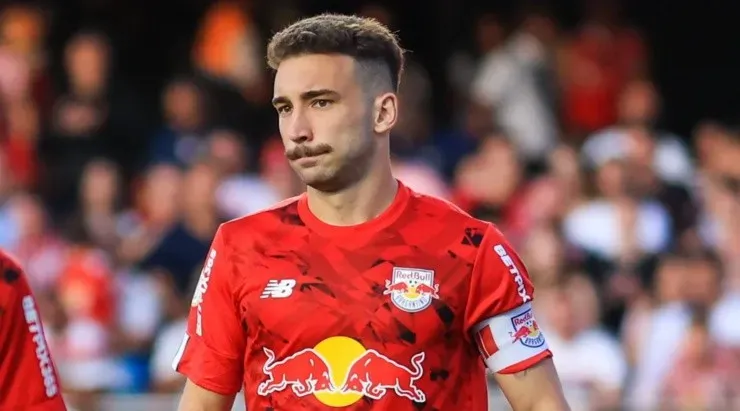 Foto: Marcello Zambrana/AGIF - Léo Ortiz é o capitão do Bragantino na temporada.