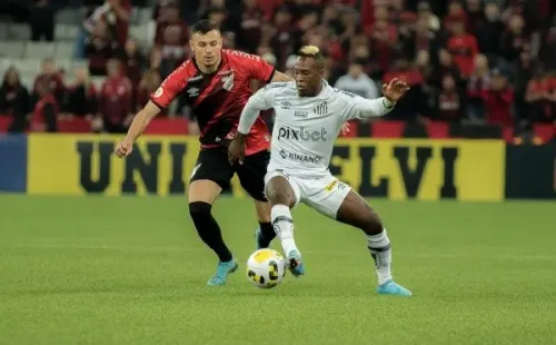 Robson Mafra/AGIF/ Jhojan Julio em campo com a camisa do Santos.