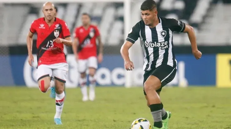 Foto: Vitor Silva/Botafogo/Divulgação - O atacante foi emprestado ao futebol português