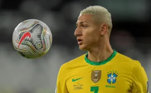 Richarlison com a camisa da Seleção Brasileira (Foto: Jorge Rodrigues/AGIF)