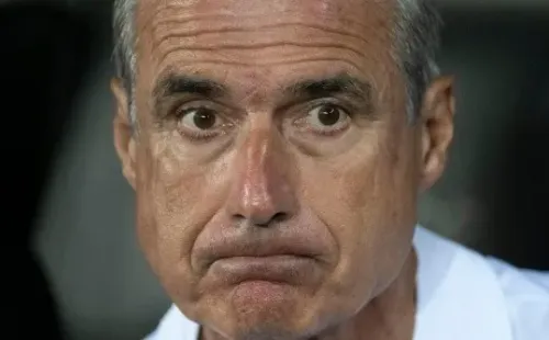 Luis Castro está pressionado no Botafogo (Foto: Jorge Rodrigues/AGIF)