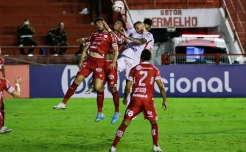 Rafael Vieira/AGIF/ Náutico em campo.