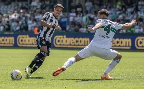 Foto: Robson Mafra/AGIF – Pedrinho se machucou de forma grave no clássico entre Atlético e América-MG