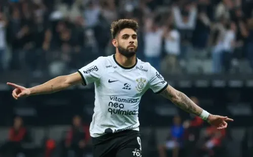 Yuri Alberto com a camisa do Corinthians (Foto: Marcello Zambrana/AGIF)