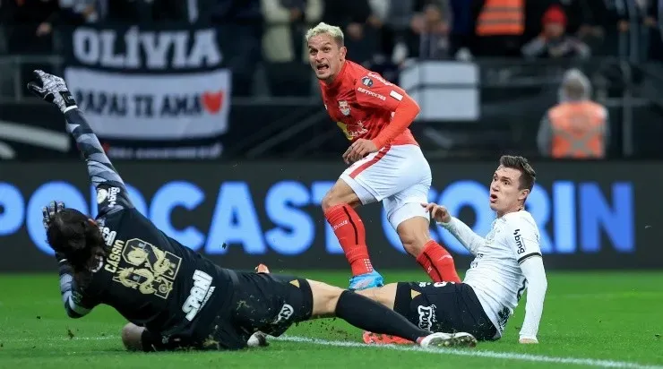 Foto: Marcello Zambrana/AGIF - Artur perdeu boas oportunidades contra o Corinthians.