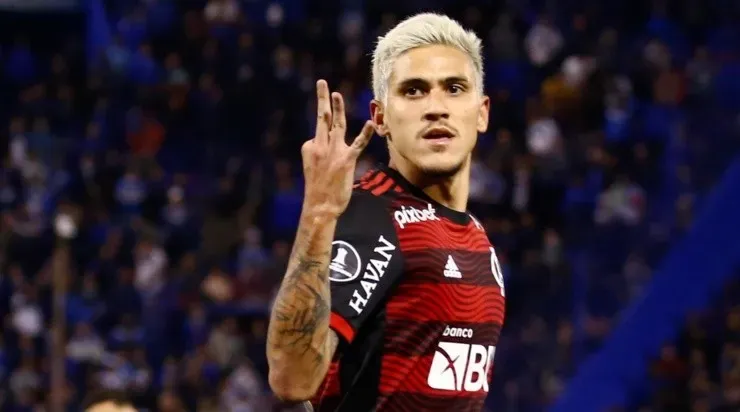(Photo by Marcos Brindicci/Getty Images) - Pedro fez um hat-trick diante do Vélez.