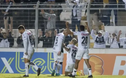 Diogo Reis/AGIF/ Ponte Preta em campo comemorando gol.