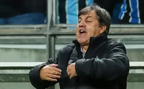 RS - Porto Alegre - 15/04/2022 - BRASILEIRO B 2022, GREMIO X CHAPECOENSE - Gilson Kleina tecnico do Chapecoense durante partida contra o Gremio no estadio Arena do Gremio pelo campeonato Brasileiro B 2022. Foto: Pedro H. Tesch/AGIF